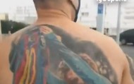 巴西球迷后背纹巨大梅西像 梅西亲手在上面签了名