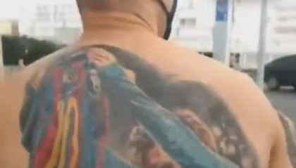 巴西球迷后背纹巨大梅西像 梅西亲手在上面签了名