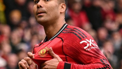 开云体育-曼联主场7万人高呼卡塞米罗再踢1年！表现越好越难留队，拉爵无情