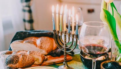 开云体育-球迷刚回家就有人公开违规 贴脸喷唾沫还谈防疫？